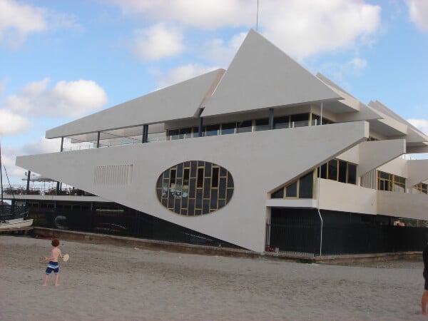 Fachada Edificio Real Club Nautico revestida con Caliza Capri