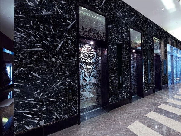 revestimiento de pared con marmol negro fosil black