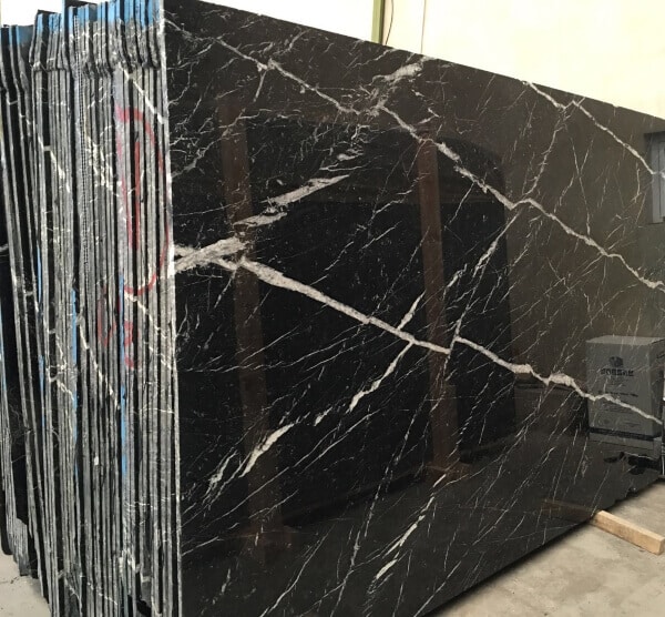 Tablas de marmol negro marquina, venas blancas de calcita