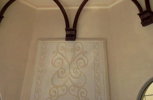 Vista parte superior de mural grabado en marmol Crema Marfil, Villa Dubai