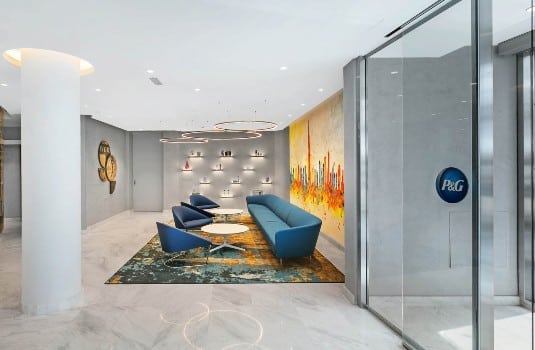 Oficinas P&G en Dubai, marmol blanco en suelo y mostradores