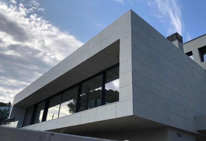 Instalación de Fachada Ventilada de Piedra: Caso Real