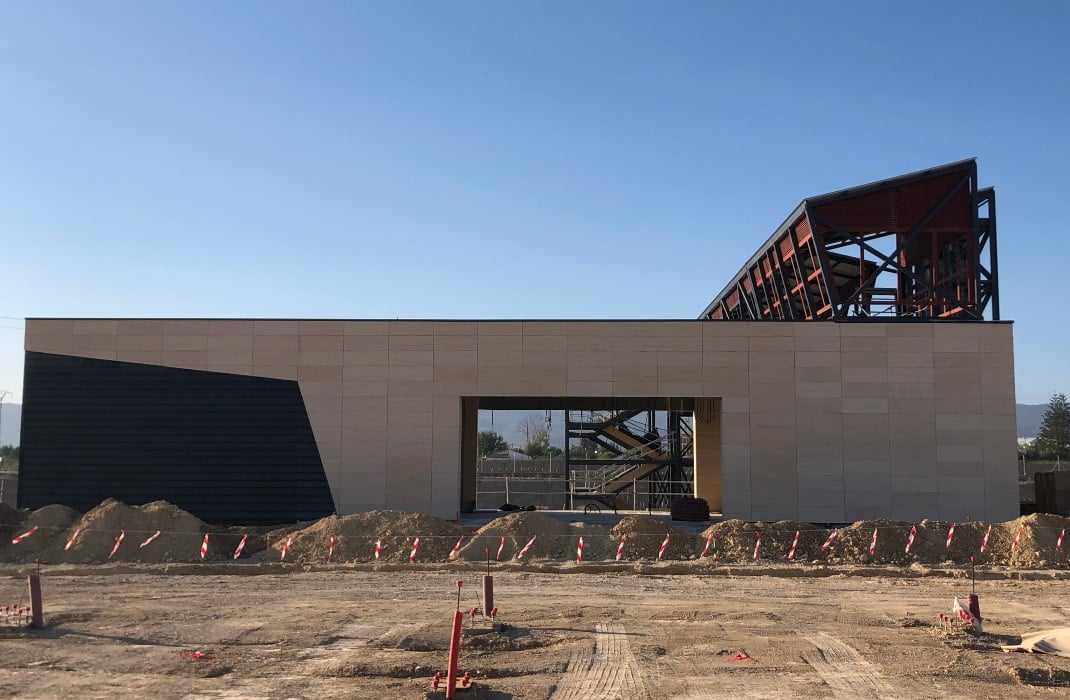 Fachada Ventilada de la estacion del AVE de Alcantarilla, Murcia, realizada en amarillo Fosil