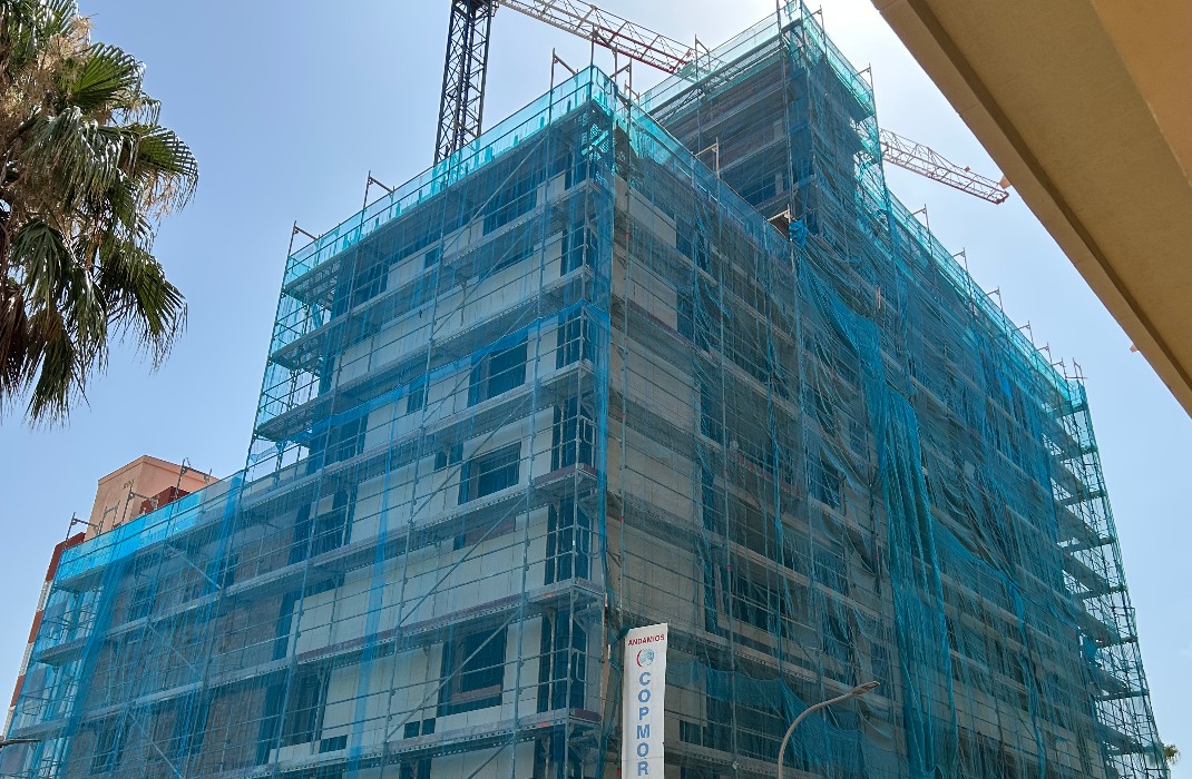 Proceso de instalacion de fachada ventilada de cerámica alveolar en edificio de nueva construcción en Torremolinos, Málaga