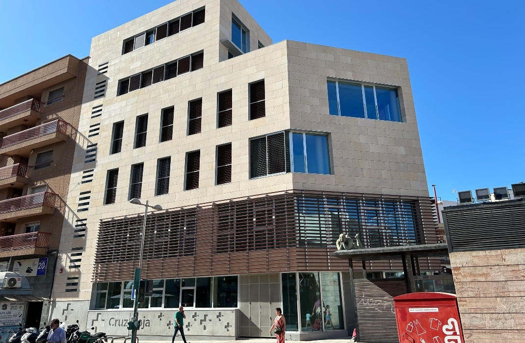 Fachada Ventilada de piedra natural en edificio de la sede central de la Cruz Roja en Almería