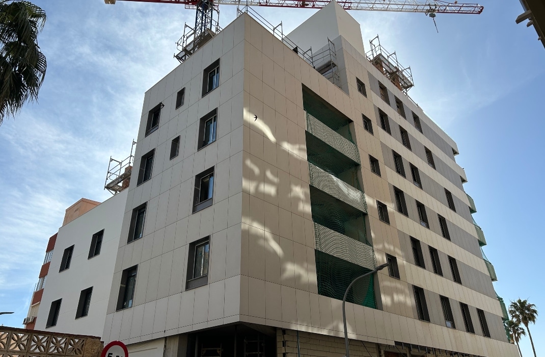 Fachada Ventilada de Edificio UNIQA en Torremolinos: Fachada trasera
