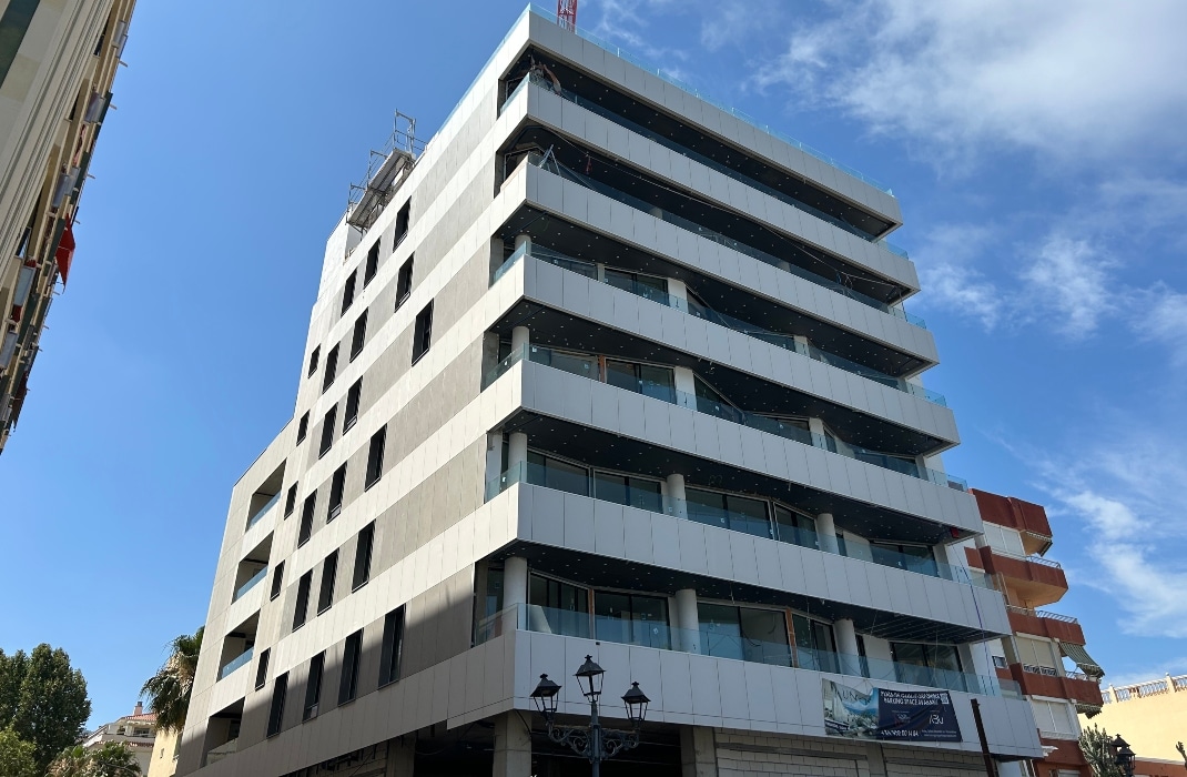 Fachada Ventilada de Edificio UNIQA en Torremolinos: Fachada principal