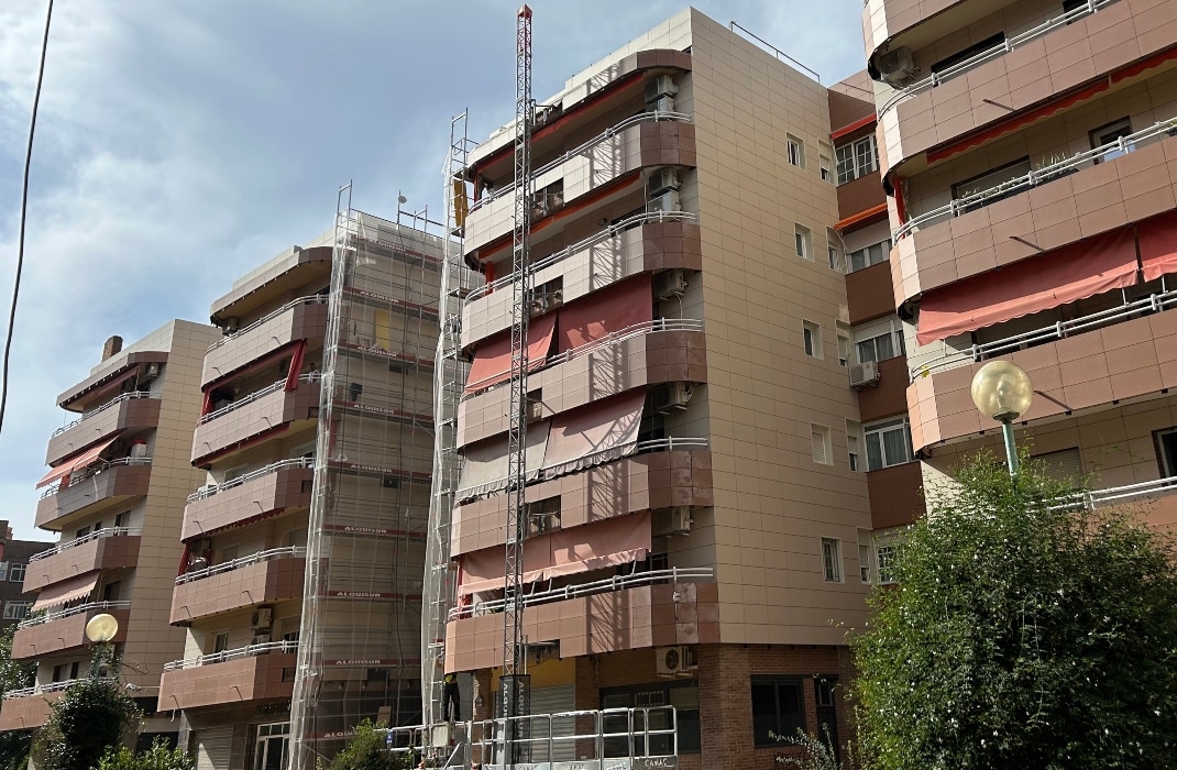 Proceso de rehabilitacion de fachada con sistema de fachada ventilada. Edificio de viviendas en Granada