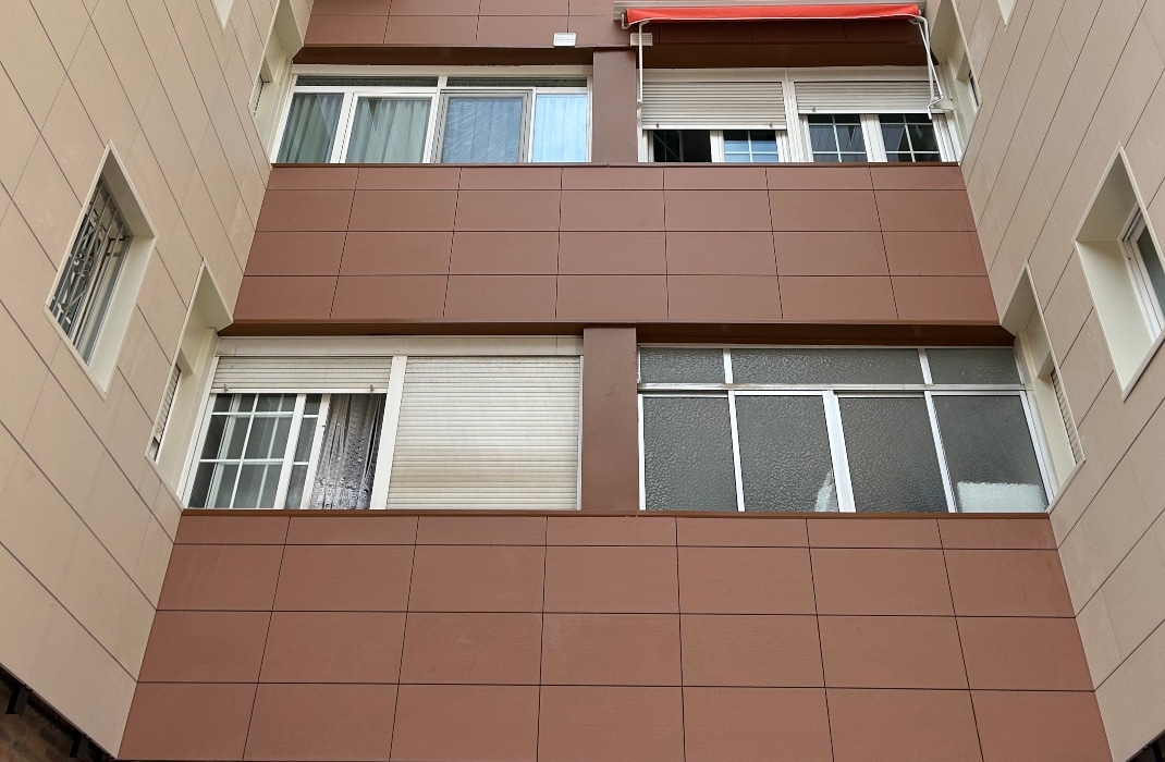Detalle de fachada ventilada en zona de patios del edificio de viviendas en Granada