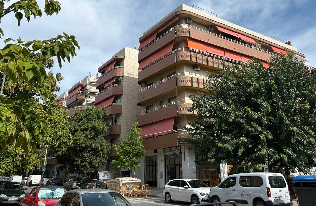Proceso de rehabilitacion de fachada con sistema de fachada ventilada. Edificio de viviendas en Granada